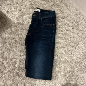 Jeans från the blue uniform - Skit snygga blåa jeans från the blue uniform, jag har tyvärr växt ur dessa och säljer de nu pågrund av de. Storlek W30 L32
