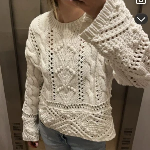 Vit stickad tröja med mönster - Fin och mysig tröja
