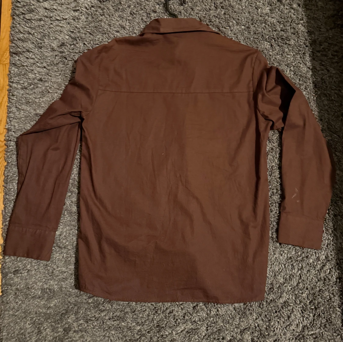 Brun skjorta från H&M med ficka - 1