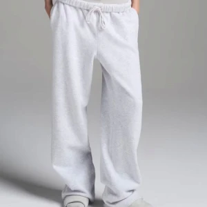 Skims byxor - Skims mjukisbyxor, mycket oversized i färgen light heather grey, superfint skick, använda enstaka gånger endast hemma och dessa har tvättats två gånger. I princip nya och köpta för 1250kr