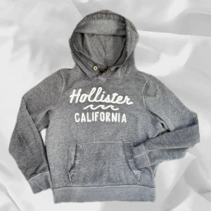 Hollister hoodie - Fet hollister hoodie i storlek M – enkel att matcha och skön att bära. Ett stilrent val, noggrant utvalt med omsorg av AM Clothing.  📩 Frågor? Hör gärna av dig! 📲 Följ oss här på Plick för fler uppdateringar. ♻️ Tack för att du handlar mer hållbart med AM Clothing!