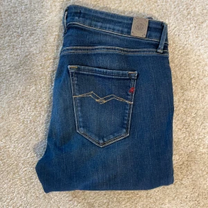 Replay jeans - Säljer dessa riktigt snygga marinblåa jeans från Replay. Jeansen är i mycket bra skick och i storlek 29 28! Hör av er ifall ni har några frågor! 🙌⚜️