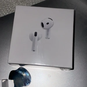 AirPods 4 ANC - Nya Apple AirPods 4 med aktiv brusreducering och laddningsetui. Kompatibla med USB-C, Apple Watch och Qi-certifierade laddare. Förseglad originalförpackning, inga synliga skador eller slitage. Perfekt för trådlös musik och samtal med hög ljudkvalitet.