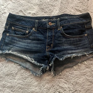 Lågmidjade jeansshorts - Skitsnygga jeansshorts i perfekt skick. Midjemått-45cm, grenmått-22cm🩷🩷