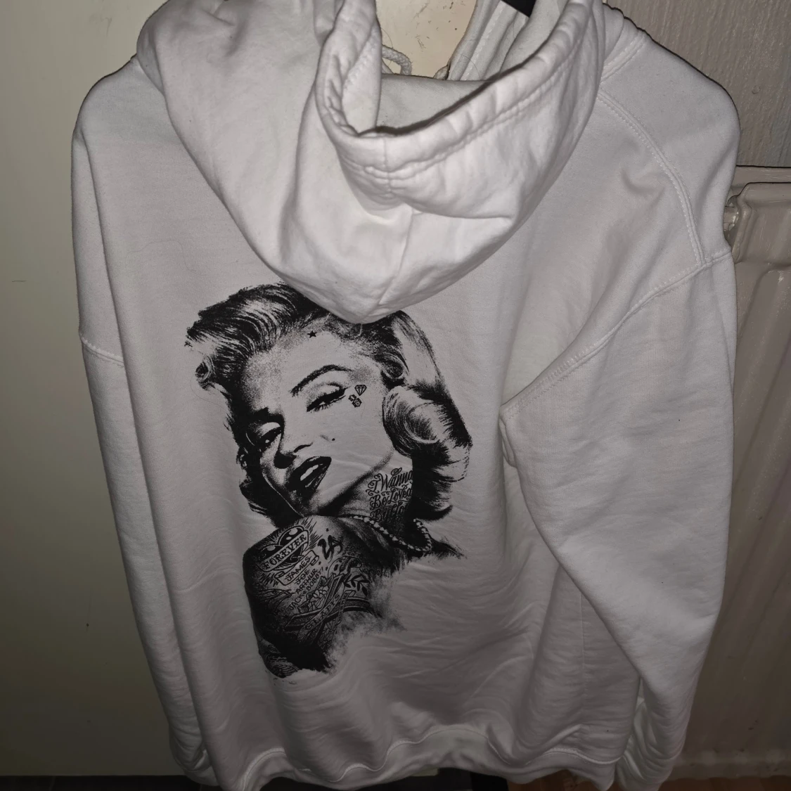 Vit hoodie med svart tryck XL - 1