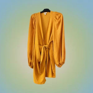 Gul omlottklänning från H&M - Gullig mini klänning, omlott design, i väldigt bra skick!    