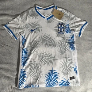 Vit Brasilien fotbollströja  - Helt ny Vit Brasilien fotbollströja i storleken S