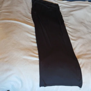 Svart/mörkgrå långkjol från Gina Tricot - Jättefin långkjol i bra material skön att ha på sig. Strl s men passar m💓