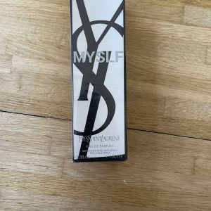 YSL MYSLF Eau de Parfum 100ml - Modern och stilren parfym från YSL. Volym: 100 ml. Ingredienser: alkohol, parfym, vatten, limonene, linalool, coumarin, citronellol, butyl methoxydibenzoylmethane, alpha-isomethyl ionone, citral, mentha haplocalix leaf oil, geraniol, m.fl. Tillverkad i Frankrike.