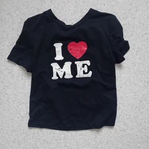 I LOVE ME baby tee -  I ❤️ ME baby tee. möts upp i linköping eller mjölby- postar även ofc ☆ DMa för fler frågor