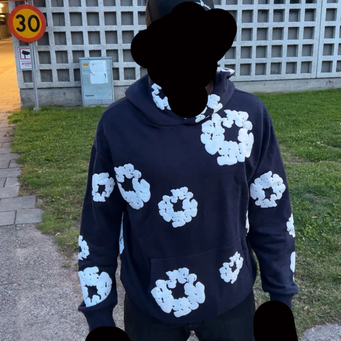 Svart hoodie med blommor från Denim Tears - 4