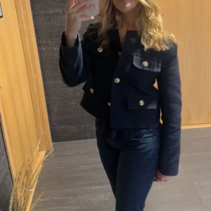 Söt kappa från Zara  - Fin tunn kappa/kofta från Zara, fint skick, strl XS, 199kr+frakt! 🩷 