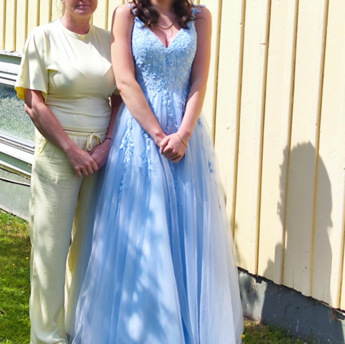 Ljusblå balklänning med spetsdetaljer - 1