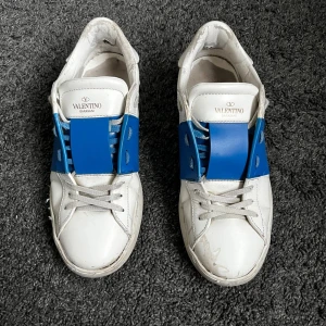 Valentino Open  - Säljer nu mina ljusblåa valentino opens. Det har använts i ungefär 1 år och har tappat sömen längst fram på skon. Jag har limmat ihop det, kan dock fixas enkelt om man vill ha dem som helt nya. Du får med påse och extra snören. Pris går att diskuteras☑️Hör av dig om du har frågor👍🙌 (BOX MEDFÖLJER)