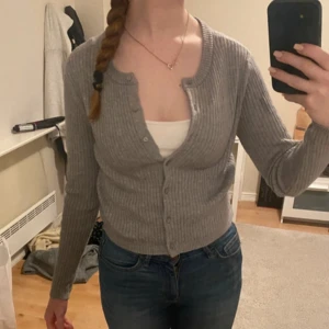 Kofta  - Grå kofta i jättefint skick säljes, använd enstaka gången och köpt från lager 157.  