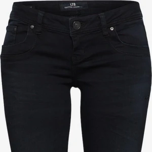 Svarta bootcut jeans från LTB - Säljer dessa ltb jeansen som endast är använda tre gånger då jag aldrig fått tillfälle!! Det är i helt nytt skick! ‼️orginal pris är 799kr‼️‼️