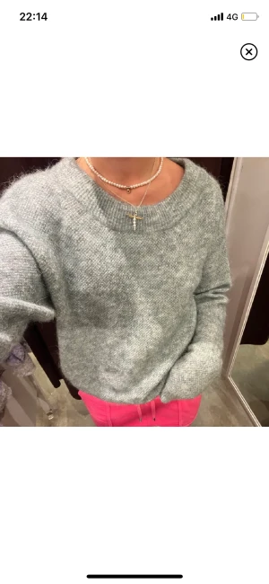 Stickad tröja - En fin, stickad tröja som är alpacka blend. Bilderna är lånade från förra ägaren som bara hade använt tröjan 1 gång. Den är fortfarande i fint skick!💖