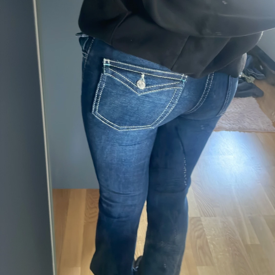 Mörkblå bootcut jeans med vita sömmar - 1