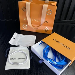Lv armband  - Sprillans nytt armband! Riktig go investering! Finns endast i storlek 19✔️Allt på bilden medföljs vid köp✔️Vid minsta fundering kontakta oss✔️