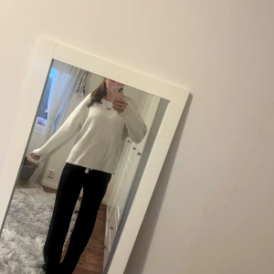 Vit stickad tröja från BikBok - Supermjuk och basic vit stickad tröja från BikBok. Tröjan har rund halsringning, lång ärm och en relaxed fit som är perfekt för lager-på-lager. Enkel och stilren design som funkar till allt. Perfekt att mysa i under kyliga dagar. Något nopprig men inget som stör därav priset