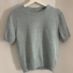 Ljusgrå stickad kortärmad tröja - Super fin och mysig tröja från h&m. Väll använd