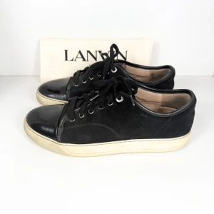 Lanvin Patent Cap Toe - Klassiska & stilrena Lanvin med glansig tå. UK 7 fits 41-42. Skick: 7/10, se bild 4 & 5. Retail: 5,500 SEK.