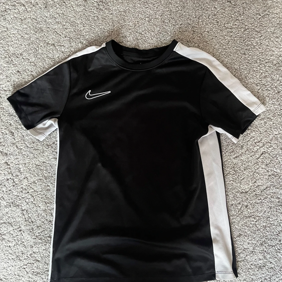Svart och vit Nike Dri-Fit fotbollströja