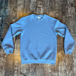 Ljusblå sweatshirt från H&M Essentials - En stilren ljusblå sweatshirt från H&M Essentials No. 5 med relaxed fit. Använd ett par gånger men större defekter | Skriv vid funderingar |