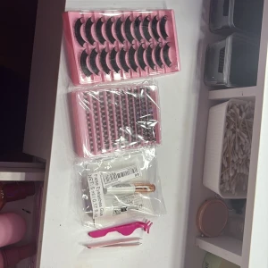 Kit med lösögonfransar och verktyg - Frans lim, två olika fransar (hela och lösa), verktyg till dom. Verktygen är använda men tvättade. Fransarna är aldrig använda, samma med limmet! 