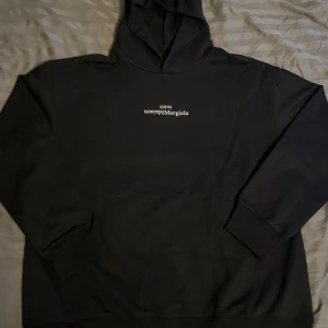 Maison Margiela svart hoodie - Svart hoodie från Maison Margiela med vit broderad logga på bröstet. Storleken är L och mitt pris är 1999. Pris kan diskuters vid snabb affär. 
