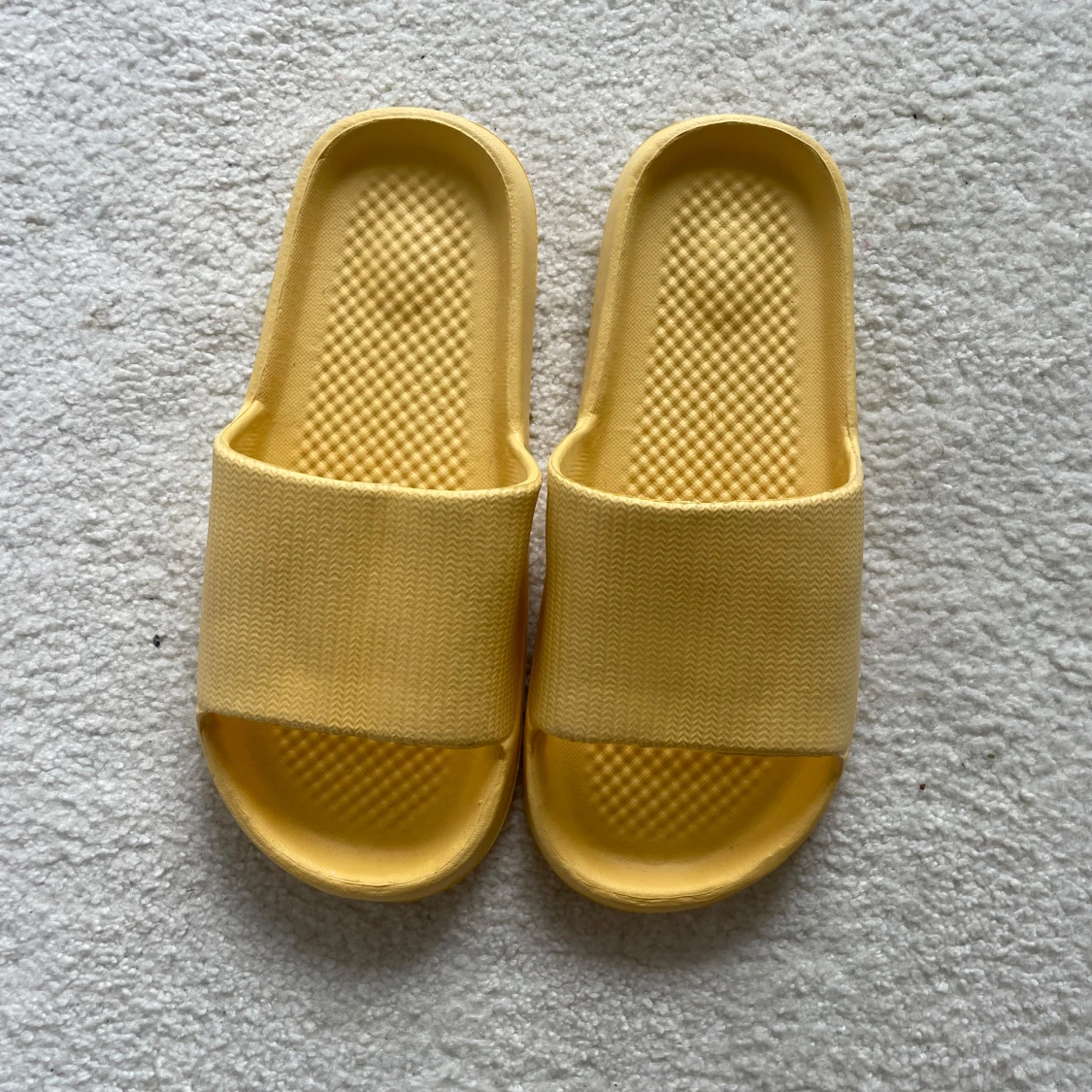 Gula slides sandaler i syntet - 2