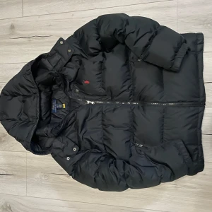 Ralph lauren jacka  - Fin Ralph lauren jacka knappt använd. Säljer för den är förliten