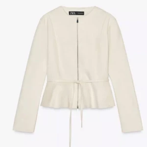 Beige mockajacka med knyt från Zara - Snygg beige jacka från Zara i mockaimitation med dragkedja framtill och knytband i midjan. Jackan har lång ärm, rund halsringning och lätt peplum nedtill för en feminin siluett. Perfekt för dig som gillar stilrena och trendiga plagg. Jacka/tröja, helt ny och aldrig använd