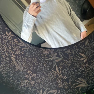 Grå långärmad tröja Polo Ralph Lauren - Säljer en grå Ralph lauren tröja i storlek medium. Tröja är knappt använd så den är i gott skick. 