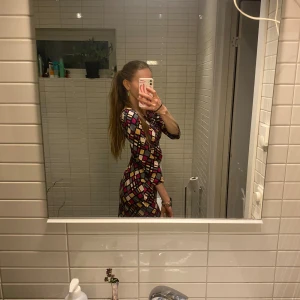 Mönstrad silkig klänning Diane von Furstenberg - Säljer en superfin klänning i 100% silke från Diane von Furstenberg. Den har ett färgstarkt rutigt mönster i rosa, gult, svart och grått, trekvartsärm och figurnära passform. Perfekt för dig som gillar unika och coola plagg! Passar en s bäst om man vill ha tightare passform🥰