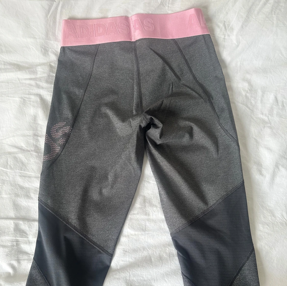 Grå och rosa Adidas träningsbyxor - 3