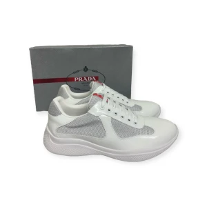 Prada Cup Skor - Helt nya aldrig använt. Storlek 44. Kan frakta eller mötas i Haninge. Skriv gärna vid fler frågor, postar alltid inom 24h. (Alla bilder är tagna av mig) Box ingår