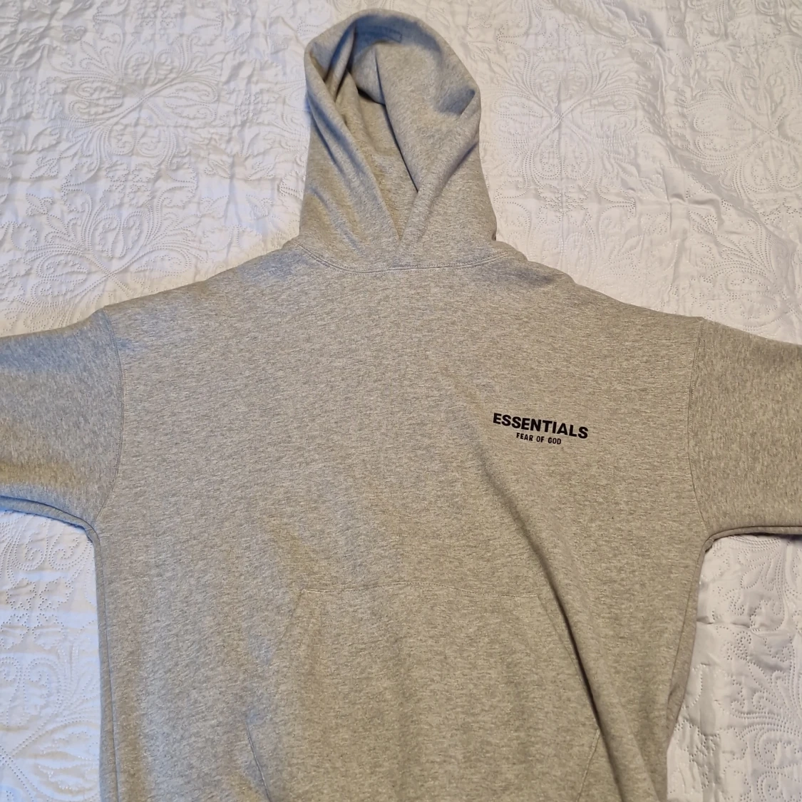 Grå Essentials Fear of God hoodie
