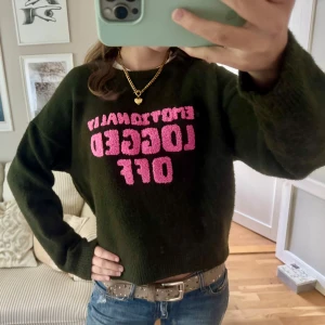 Stickad tröja💗 - Super söt mörkgrön stickad tröja med rosa text från Cider🥰 Så mjuk och skön perfekt till hösten och vintern🫶Endast använd ett fåtal gånger så mycket fint skick💗 Skriv privat vid frågor😍