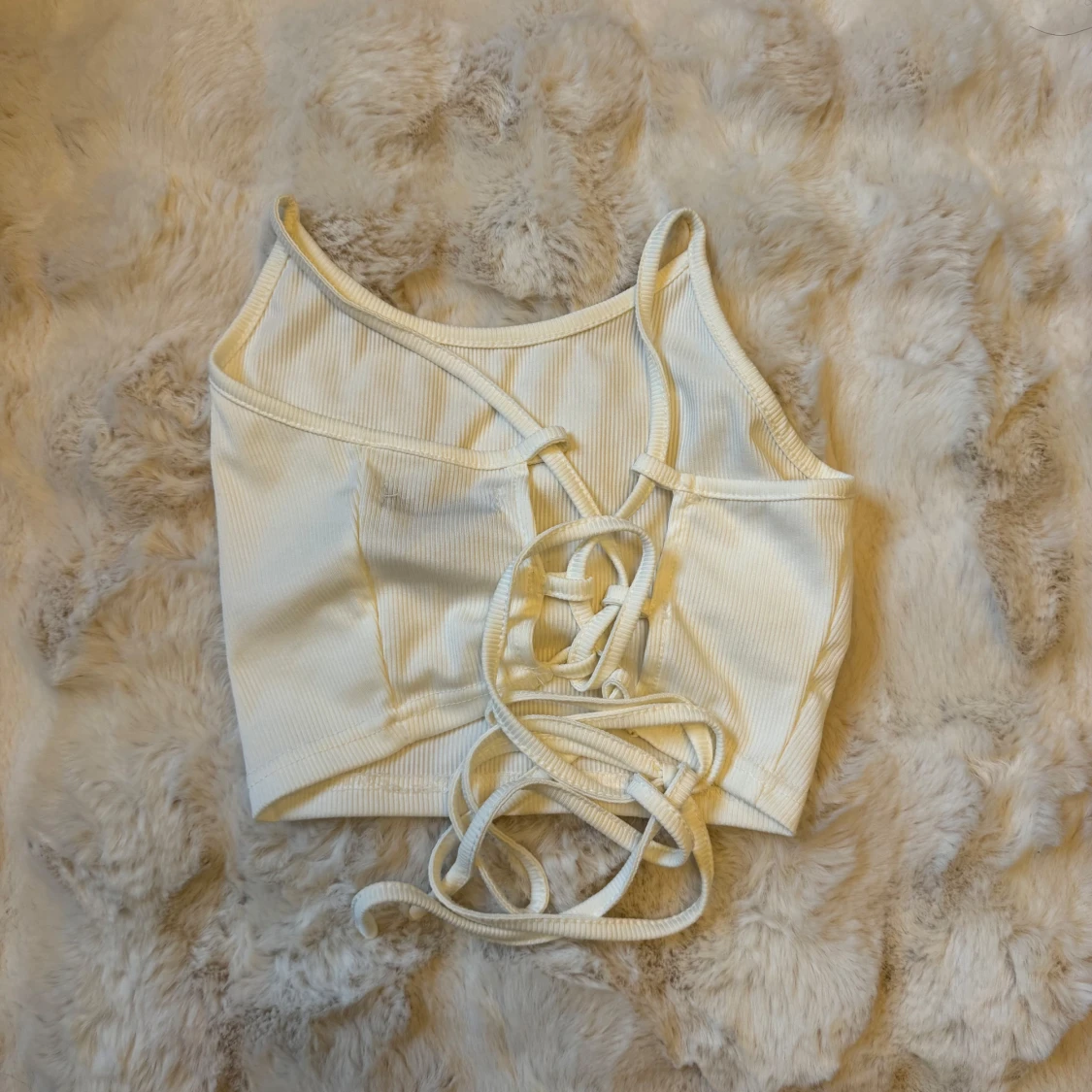 Vit ribbad linnetopp med snörning - 1