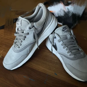 Sneakers Nike Air Odyssey 👟 - 550 kr Stilrena Nike Air Odyssey i en snygg helgrå färg – en tidlös modell som passar till allt! Lätt använda och i mycket fint skick med endast minimala spår av slitage. Perfekta för både vardag och streetwear.  ⭐️ Skick: 8/10 🎨 Färg: Grå 📦 Snabb & trygg frakt