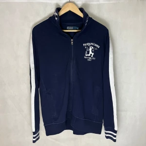 Ralph Lauren fullzip - Riktigt soft raffe Fullzip. Storlek M. Passar även s. Modellen är 185. Riktigt fint skick.
