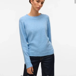 Blå stickad tröja - Blå stickad tröja från Vero moda. I bra skick. Inte mycket använd.