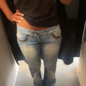 Lågmidjade jeans från Diesel - Jättesnygga och riktigt lågmidjade jeans från Diesel. Jeansen är i bootcut modell med detaljer som gör de unika. Innerbenslängden är 77 cm, midjemåttet är ungefär 37 cm rakt över. Fråga gärna om du har vill veta något mer om dem. 💕