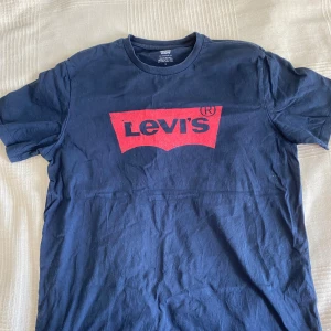 Levi’s t-shirt mörkblå herr - Snygg mörkblå t-shirt från Levi's i bomull med röd logga på bröstet.