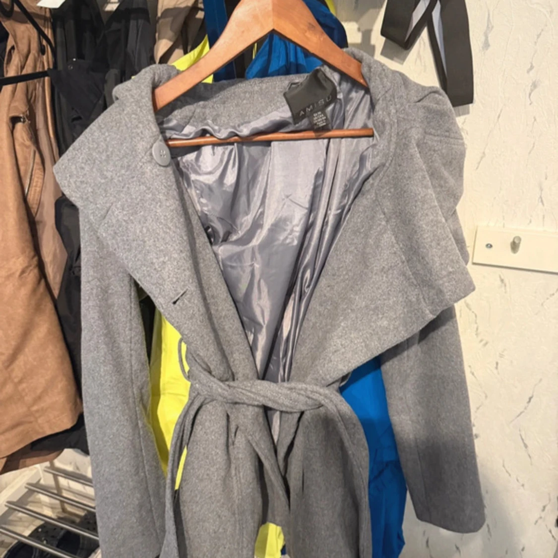 Grå kappa trenchcoat