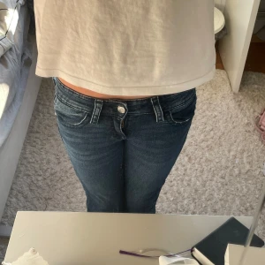 Mörkblå jeans från Gina Tricot, stl 152 - Snygga mörkblå jeans från Gina Tricot med låg midja och boodcut. Jättefina fram och bak fickor! Dessa jeans är perfekta inför hösten!💓