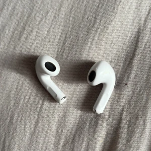 AirPods 3 - Säljer mina AirPods 3, använda endast i 2 månader – som nya! 	•	Endast öronsnäckorna, utan laddningsskal 	•	Fullt fungerande, bra batteritid 	•	Säljs p.g.a. jag inte behöver dem längre 	•	Pris: 800 kr (kan diskuteras vid snabb affär)  Perfekt för dig som vill ha nästan nya AirPods till ett bra pris och har eller tänker köpa ett eget laddningsfodral.