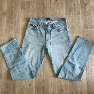 Lee Jeans west  - Jag säljer dessa jeans eftersom jag tyvärr har vuxit ur dem. De är i fint skick, bara att höra av sig vid några frågor, priset kan diskuteras så klart!