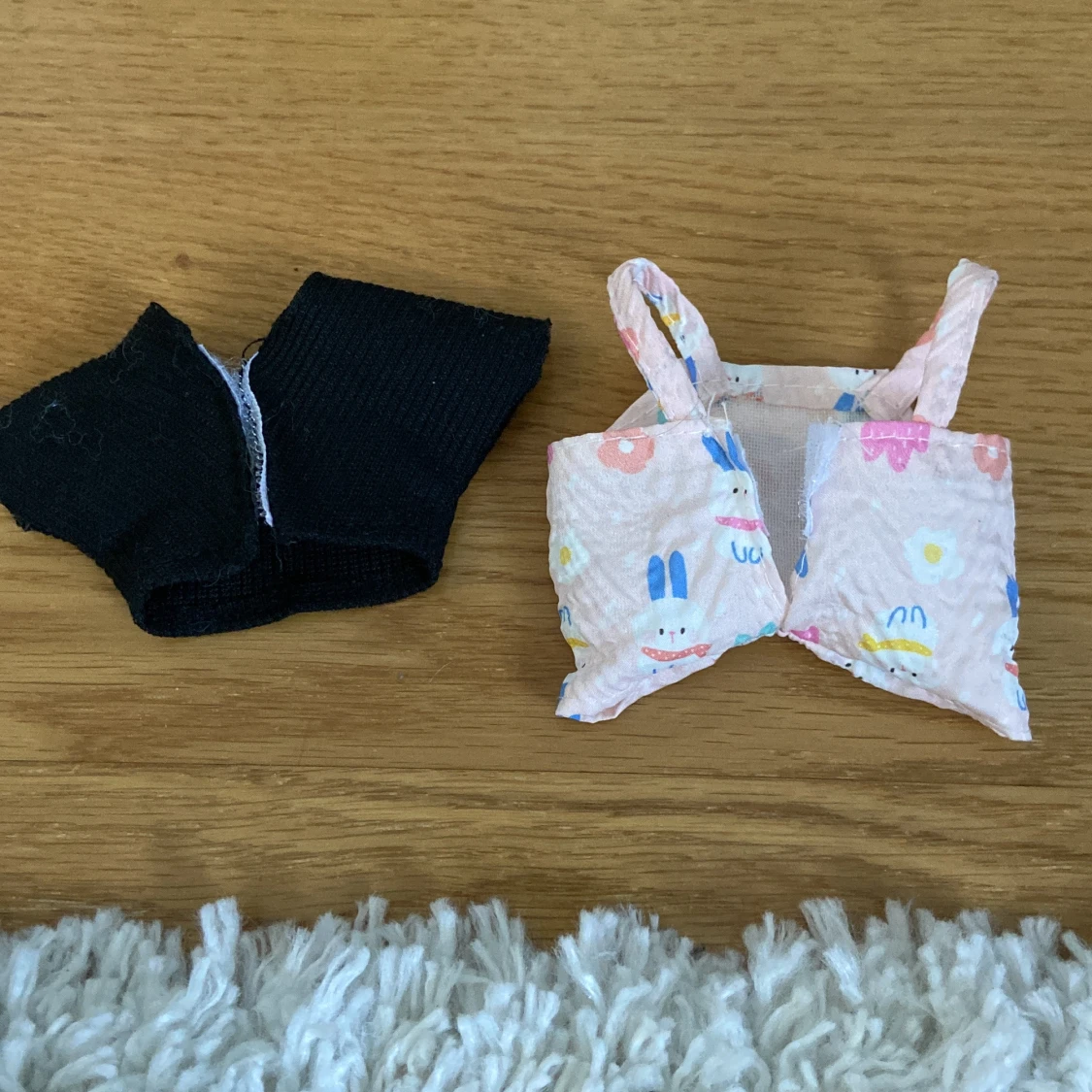 Labubukläder: svart T-shirt & Rosa dress - 1